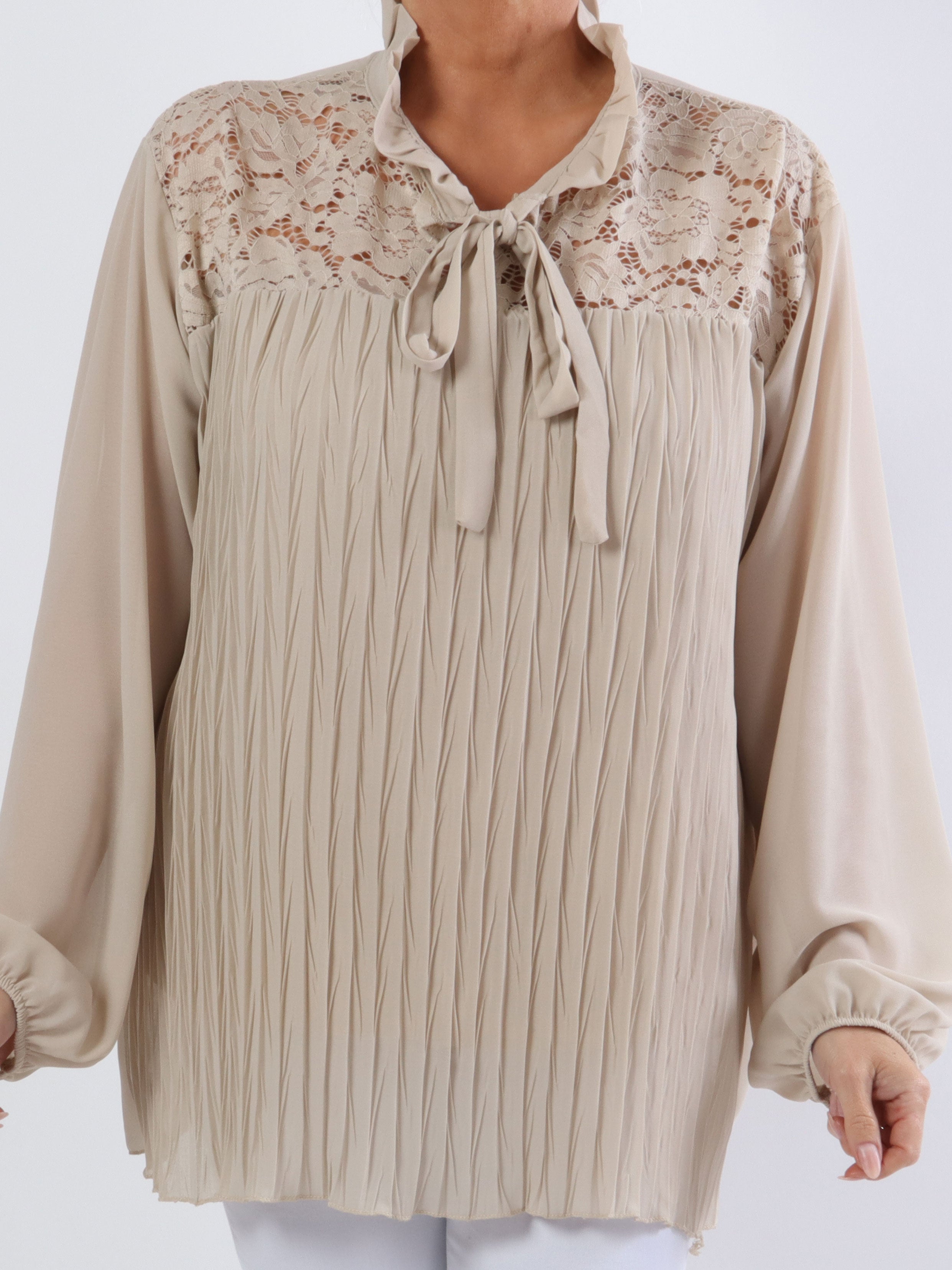 Iris - Söt plus size topp med spets och veck - White